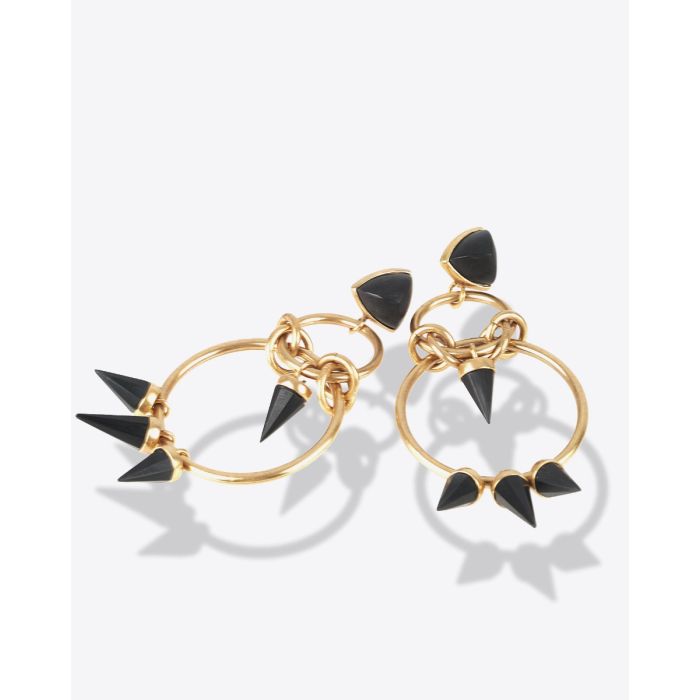 Boucles d'oreilles Be With You Isabel Marant à anneaux et pendentifs en laiton doré et résine noire. Vue à plat. 