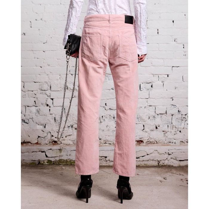 Jean Boyfriend en velours lisse rose r13. Porté de dos. 