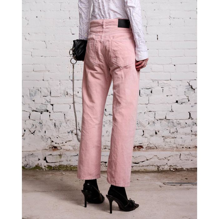 Jean Boyfriend en velours lisse rose r13. Porté avec une pochette et des escarpins. 