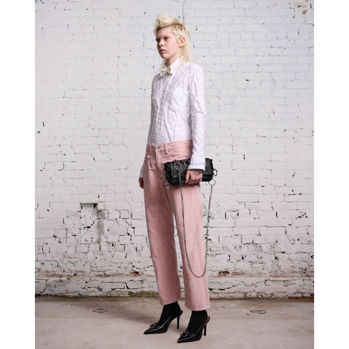 Jean Boyfriend en velours lisse rose r13. Porté avec une chemise blanche. 