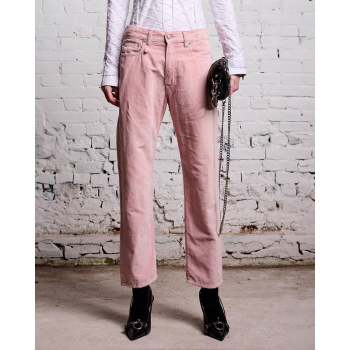 Jean Boyfriend en velours lisse rose r13. Porté de face.