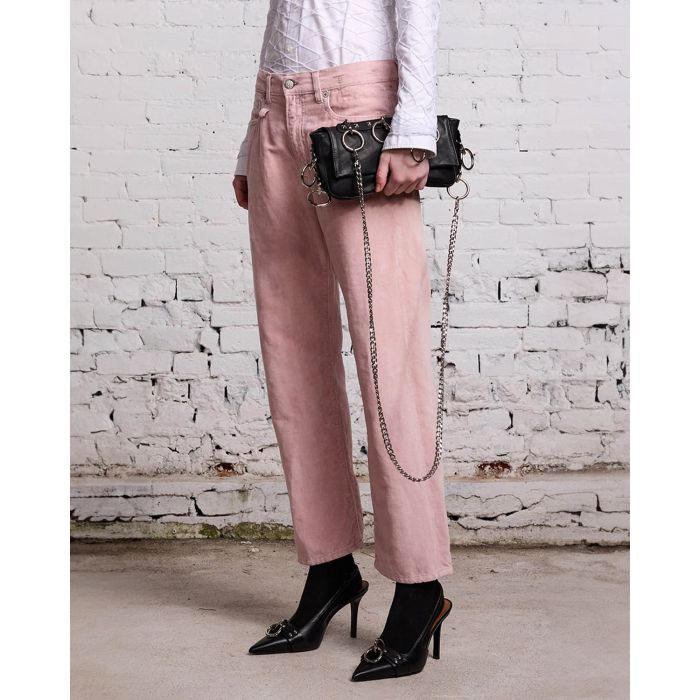 Jean Boyfriend en velours lisse rose r13. Porté avec une pochette noire. 