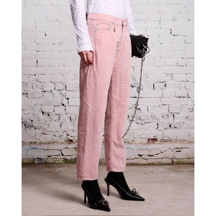 Jean Boyfriend en velours lisse rose r13. Porté avec des escarpins noirs.