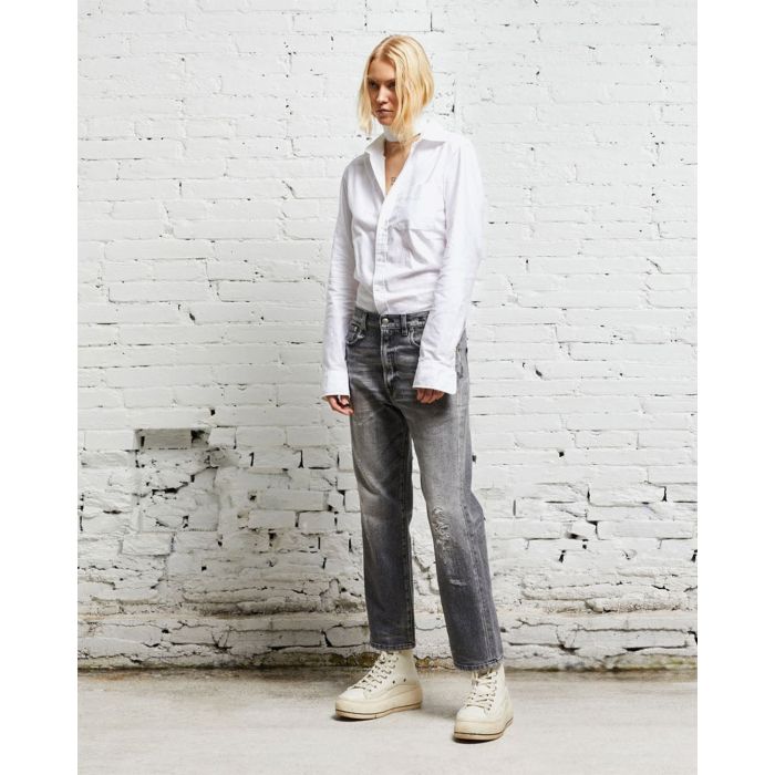 Sneakers compensées en toile écru R13. Porté avec un jean boyfriend gris clair. 