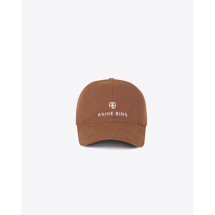 Casquette Jeremy en toile camel petit logo AB Anine Bing brodé en blanc. Face.