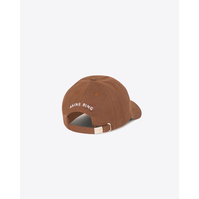 Casquette Jeremy en toile camel petit logo AB Anine Bing brodé en blanc. Détail de l'arrière de la casquette réglable avec broderie Anine Bing.