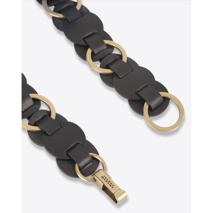 Ceinture Lota Isabel Marant en cuir noir entrelacé avec des anneaux en métal dorés. Détail du mousqueton gravé Isabel Marant.