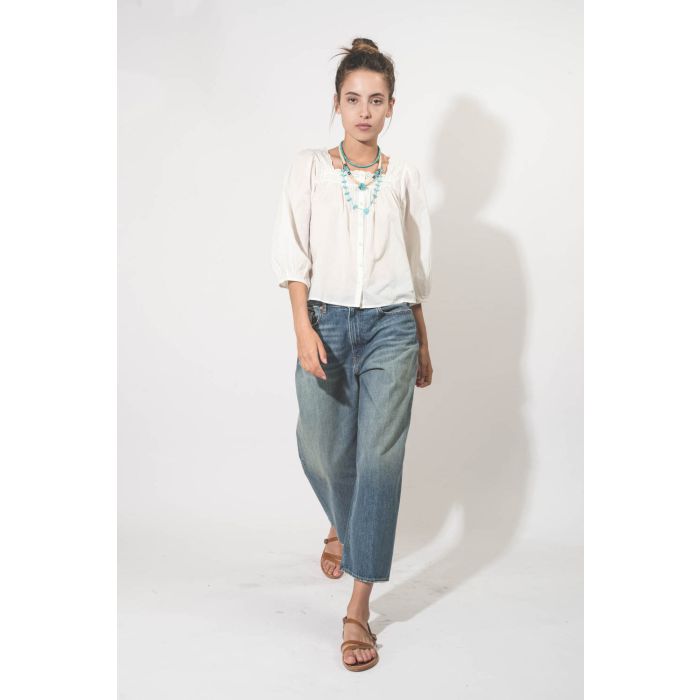 Chemise manches 3/4 en voile de coton blanc col en dentelle Eyelet The Great. Porté avec des colliers en turquoise.