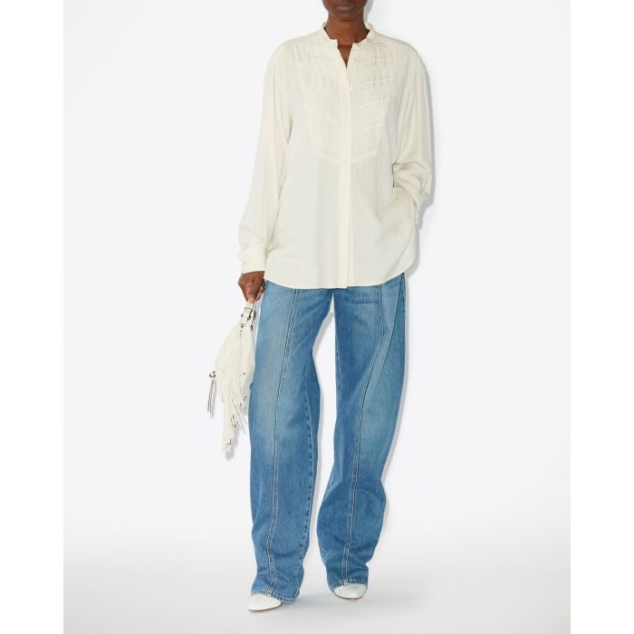 Chemise tunique manches longues plastron brodé écru Britten Isabel Marant Etoile. Porté avec un jean bleu ciel.