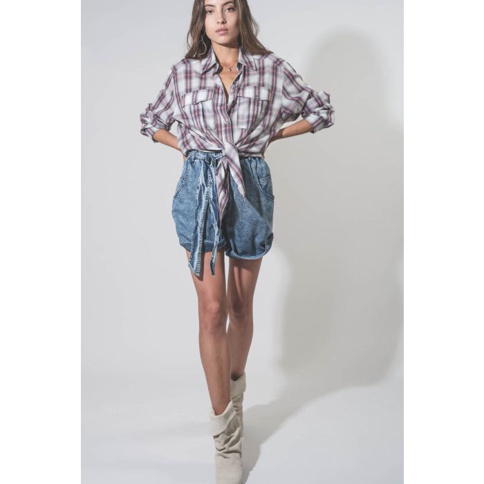 Chemise en voile de coton à carreaux écru et rose à nouer devant Nath Isabel Marant Etoile. Porté avec un short fluide bleu.