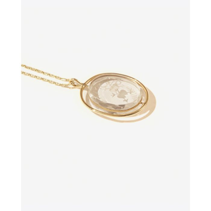 Pendentif en cristal de roche gravé L'amour sur une chaine de 54cm de longueur L'amour Cristal Pascale Monvoisin. Profil. 