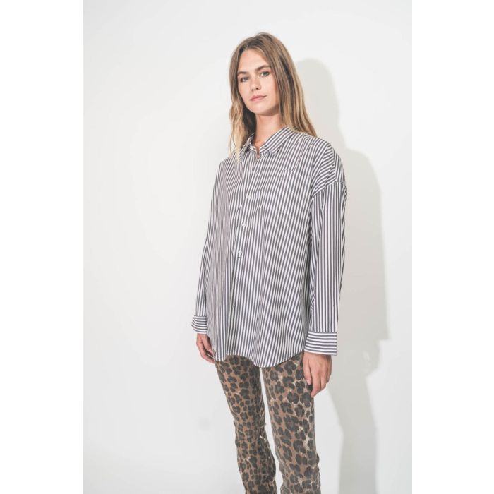 Chemise Button Front Shirt Denimist en coton à larges rayures marron. Portée de face.