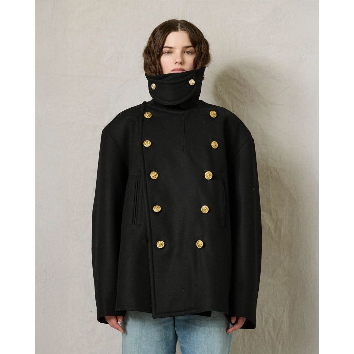 Caban oversize en drap de laine noir boutons gravés dorés Denimist. Porté col relevé et fermé par une patte de boutonnage amovible. 