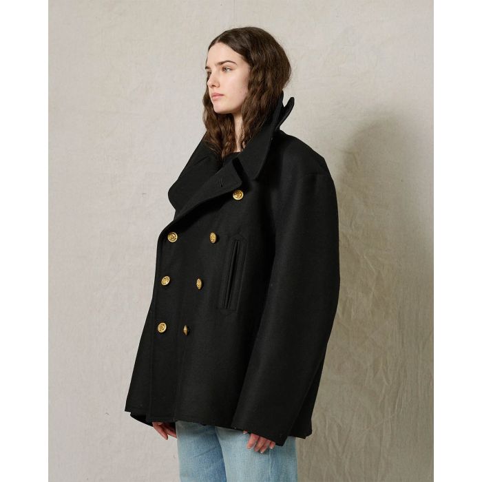 Caban oversize en drap de laine noir boutons gravés dorés Denimist. Porté de profil.