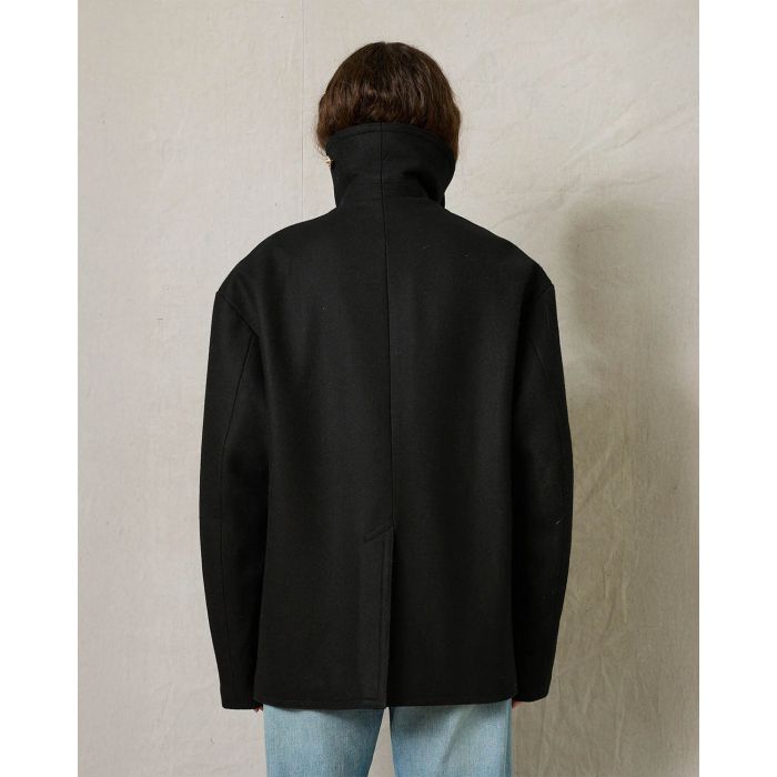 Caban oversize en drap de laine noir boutons gravés dorés Denimist. Porté de dos.