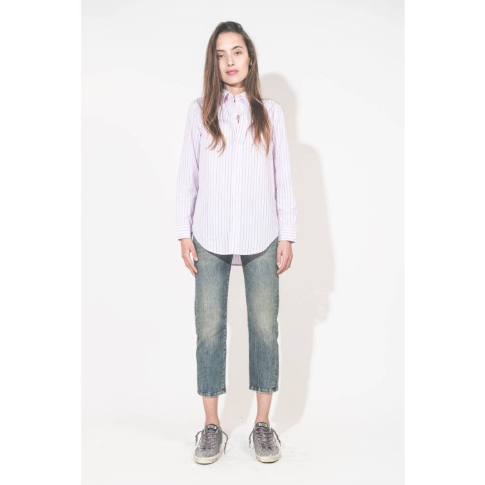 Chemise en popeline de coton rayé rose-bleu-blanc Boyfriend Denimist. Portée avec un jean Boy Straight bleu R13 denim et des sneakers en cuir à paillettes Super-Star Golden Goose. 