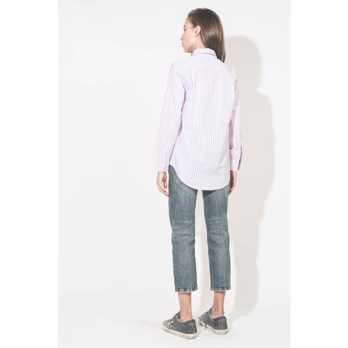 Chemise en popeline de coton rayé rose-bleu-blanc Boyfriend Denimist. Portée de dos avec un jean Boy Straight bleu R13 denim et des sneakers en cuir à paillettes Super-Star Golden Goose. 