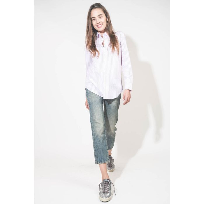 Chemise en popeline de coton rayé rose-bleu-blanc Boyfriend Denimist. Portée de face avec un jean Boy Straight bleu R13 denim et des sneakers en cuir à paillettes Super-Star Golden Goose. 
