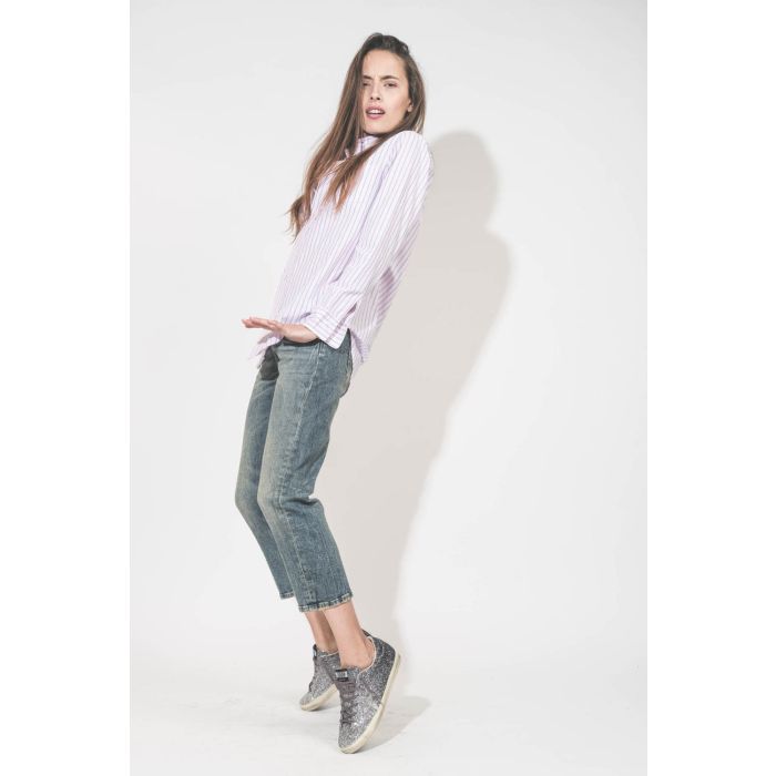 Chemise en popeline de coton rayé rose-bleu-blanc Boyfriend Denimist. Portée de profil avec un jean Boy Straight bleu R13 denim et des sneakers en cuir à paillettes Super-Star Golden Goose. 