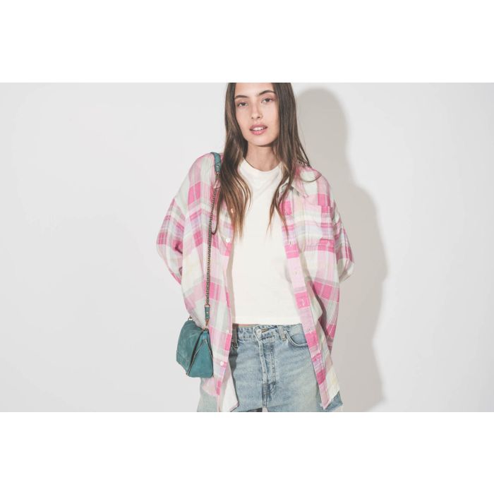 Chemise oversize à carreaux roses Button Front Denimist. Porté ouverte avec un tee-shirt Peak Shoulder écru The Great, un short en jean bleu Mikuta et un mini-sac Bobi S Croco Agave Jérôme Dreyfuss.