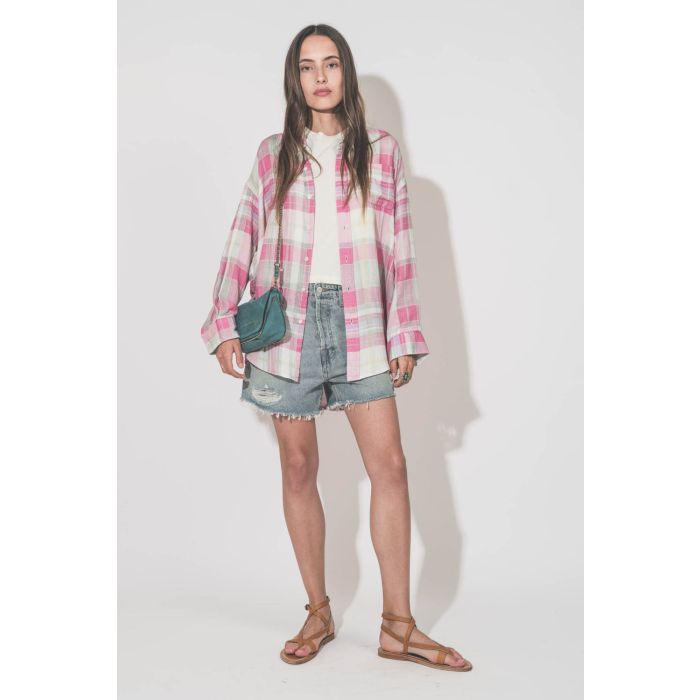 Chemise oversize à carreaux roses Button Front Denimist. Porté avec un tee-shirt Peak Shoulder écru The Great, un short en jean bleu Mikuta, des sandales Aubigne Pul naturel K.Jacques Saint-Tropez et un mini-sac Bobi S Croco Agave Jérôme Dreyfuss.