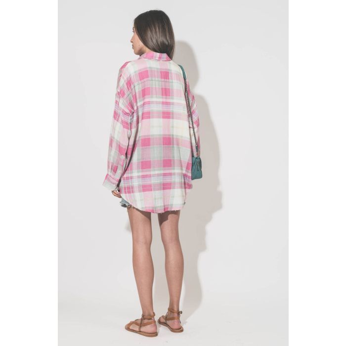 Chemise oversize à carreaux roses Button Front Denimist. Porté de dos avec un short en jean bleu Mikuta, des sandales Aubigne Pul naturel K.Jacques Saint-Tropez et un mini-sac Bobi S Croco Agave Jérôme Dreyfuss.
