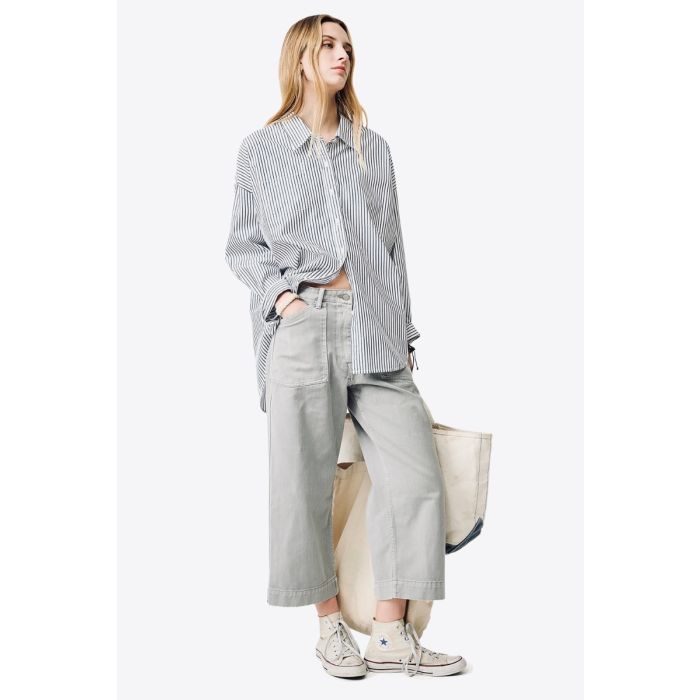 Chemise Button Front Shirt Denimist en popeline de coton blanche rayures marine portée de face avec un jean cargo.
