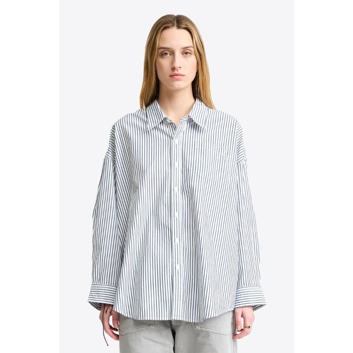Chemise Button Front Shirt Denimist en popeline de coton blanche rayures marine portée de face.
