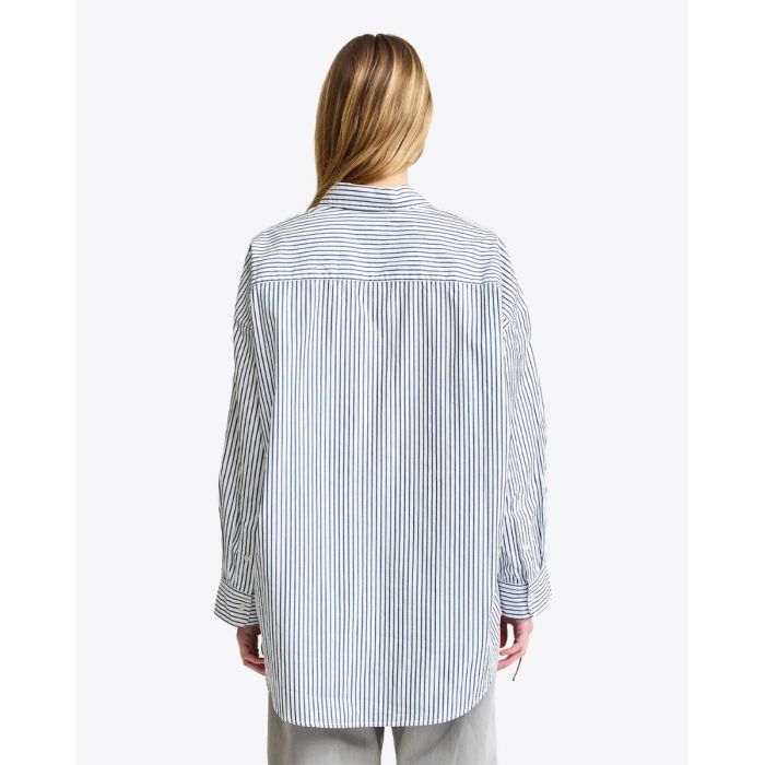 Chemise Button Front Shirt Denimist en popeline de coton blanche rayures marine portée de dos.