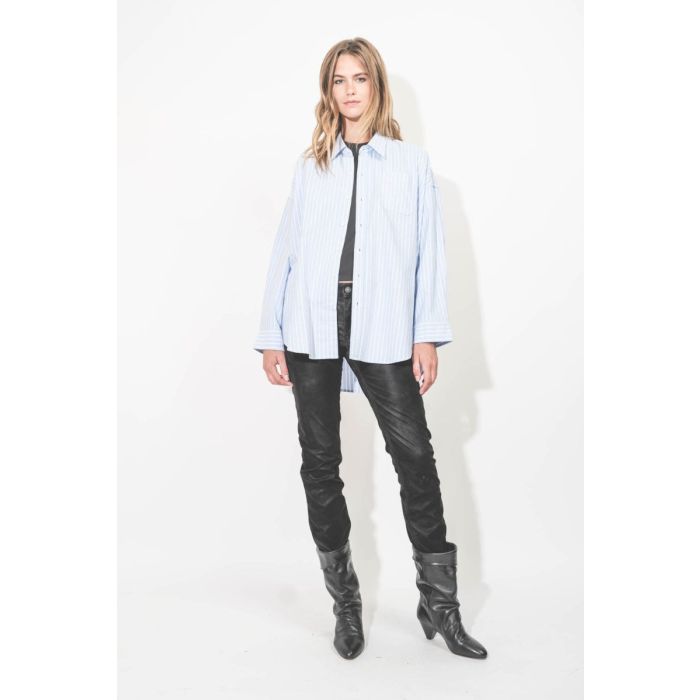 Chemise Button Front Shirt Denimist en coton bleu ciel rayures blanches. Portée de face.