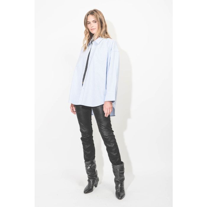 Chemise Button Front Shirt Denimist en coton bleu ciel rayures blanches. Portée de profil.