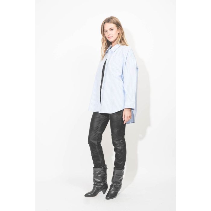 Chemise Button Front Shirt Denimist en coton bleu ciel rayures blanches. Portée de profil ouverte.