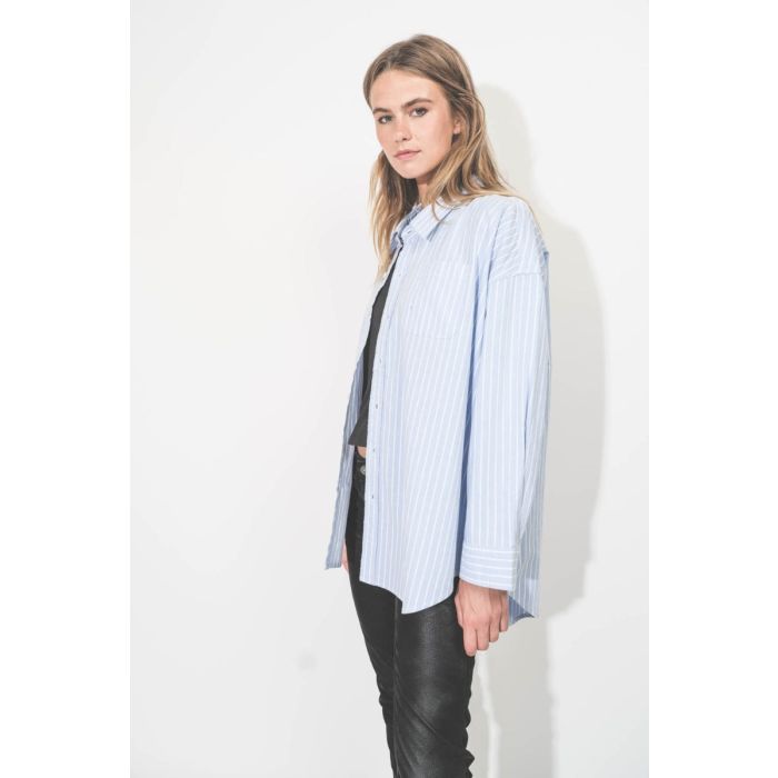 Chemise Button Front Shirt Denimist en coton bleu ciel rayures blanches. Portée.