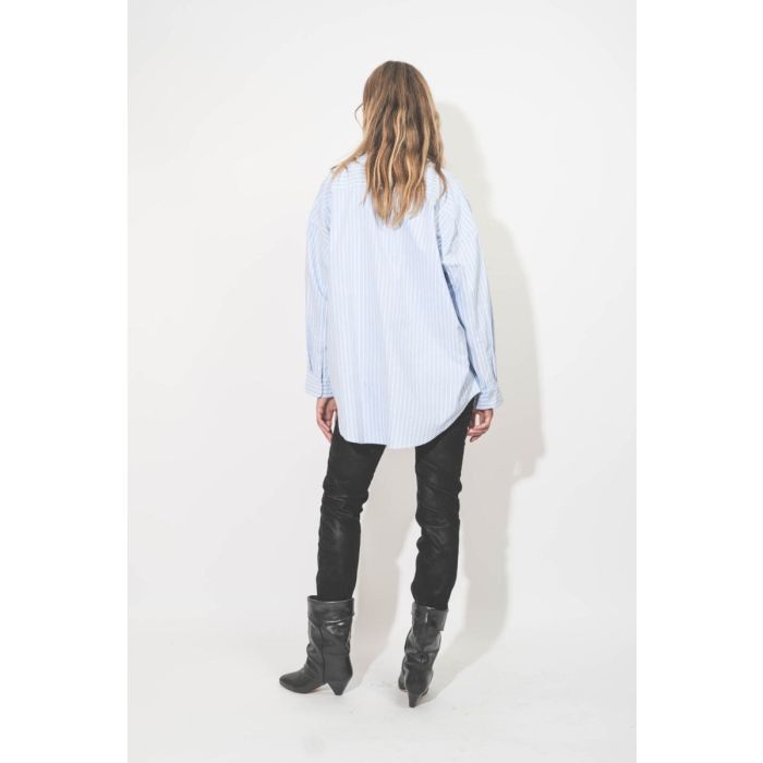 Chemise Button Front Shirt Denimist en coton bleu ciel rayures blanches. Portée de dos.