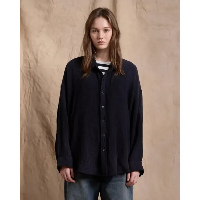 Chemise manches longues en coton froissé bleu marine Denimist. Porté avec une marinière.