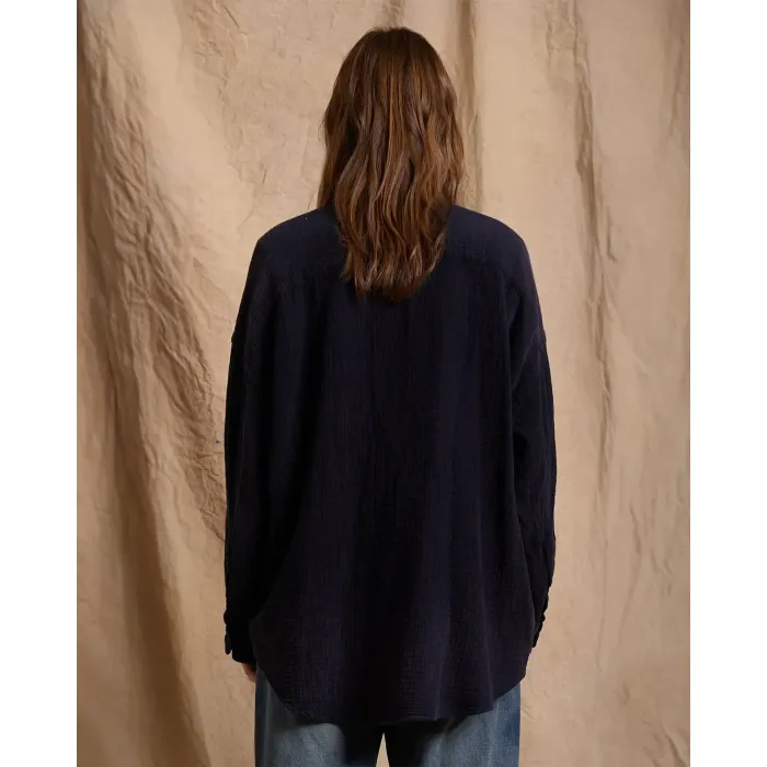 Chemise manches longues en coton froissé bleu marine Denimist. Porté de dos.