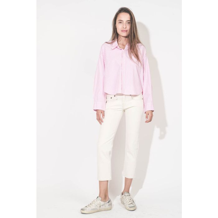 Chemise courte en popeline de coton rayée rose et blanche Cropped Shirt Denimist. Portée avec un jean boy straight écru stretch R13 denim et des sneakers Super-Star Graffiti Golden Goose. 