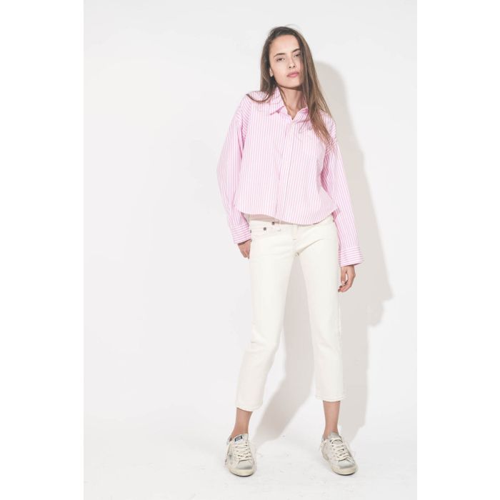 Chemise courte en popeline de coton rayée rose et blanche Cropped Shirt Denimist. Portée de face avec un jean boy straight écru stretch R13 denim et des sneakers Super-Star Graffiti Golden Goose. 