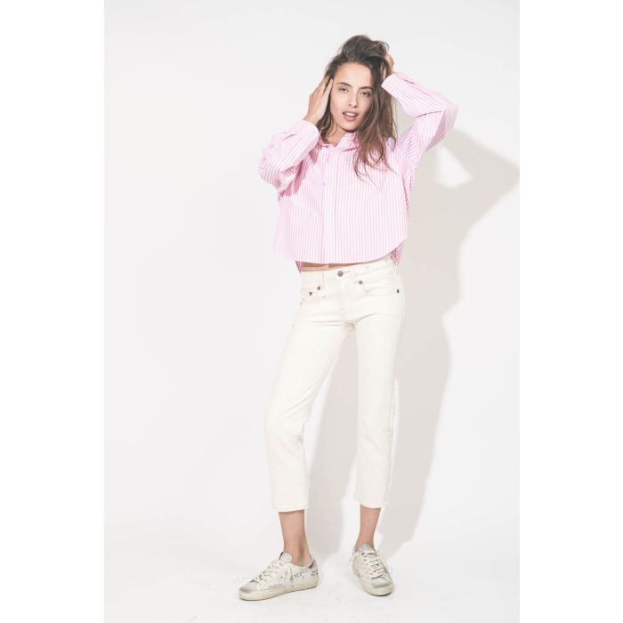 Chemise courte en popeline de coton rayée rose et blanche Cropped Shirt Denimist. Portée avec un jean boy straight écru stretch R13 denim et des sneakers Super-Star en cuir blanc Graffiti Golden Goose. 