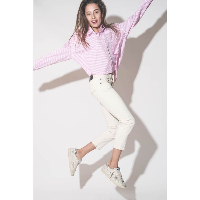 Chemise courte en popeline de coton rayée rose et blanche Cropped Shirt Denimist. Portée de profil avec un jean boy straight écru stretch R13 denim et des sneakers Super-Star en cuir blanc Graffiti Golden Goose. 