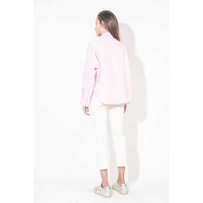 Chemise courte en popeline de coton rayée rose et blanche Cropped Shirt Denimist. Portée de dos avec un jean boy straight écru stretch R13 denim et des sneakers Super-Star en cuir blanc Graffiti Golden Goose. 