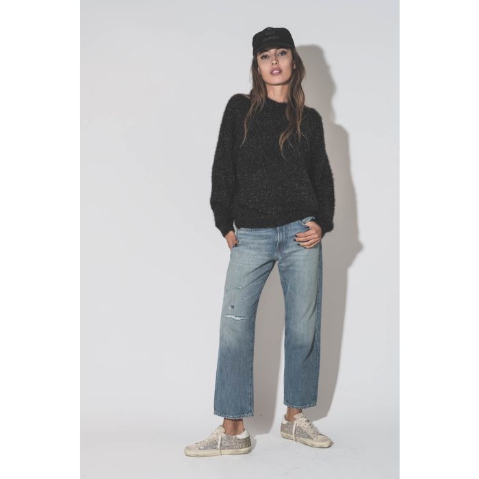 Jean Boyfriend Lindsay Slim BF bleu ciel déchiré Alsen Indigo Denimist. Porté avec des sneakers à paillettes.