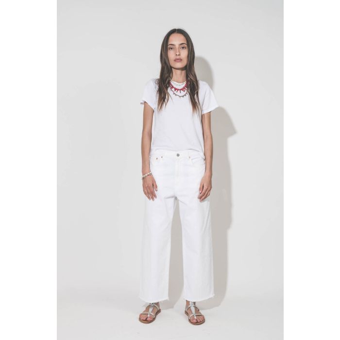 Jean large taille basse en toile blanche lavée Georgia Denimist. Porté avec un tee-shirt Little blanc The Great et des sandales Caravelle en cuir argent K.Jacques Saint-Tropez. Bijoux Isabel Marant.
