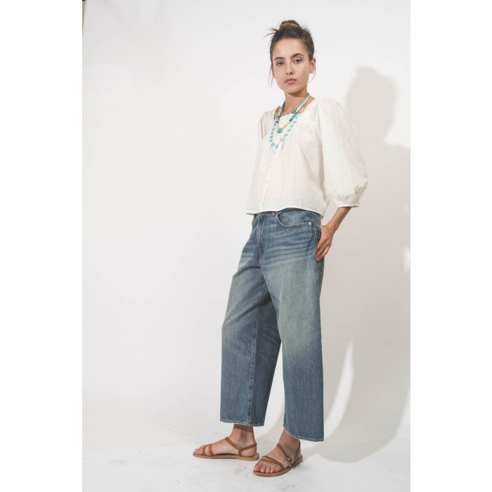 Jean court taille basse baggy toile bleu délavé Georgia Denimist. Porté de profil.