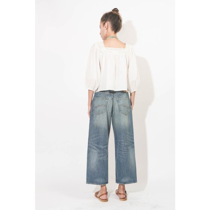 Jean court taille basse baggy toile bleu délavé Georgia Denimist. Porté de dos.