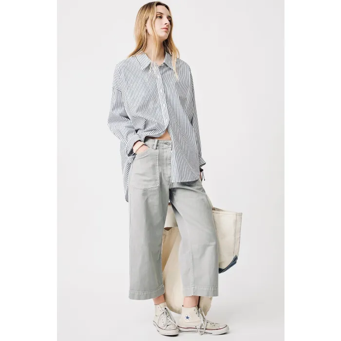 Jean Georgia Work Denimist en toile de coton gris clair, porté de face avec une chemise à rayures.
