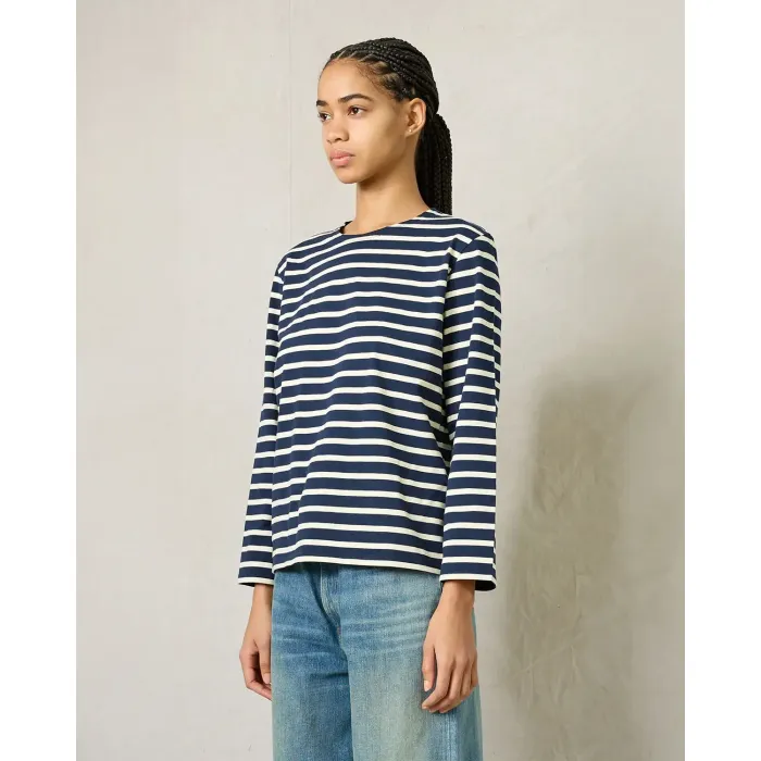Tee-shirt Boatneck manches longues Denimist à rayures. Vue porté de profil.