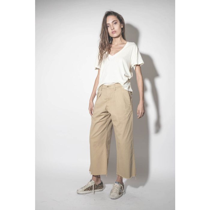 Pantalon large à pinces en toile de coton beige Chino Denimist. Porté de face.