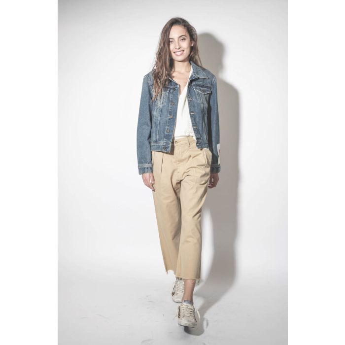 Pantalon large à pinces en toile de coton beige Chino Denimist. Porté avec un blouson en jean. 