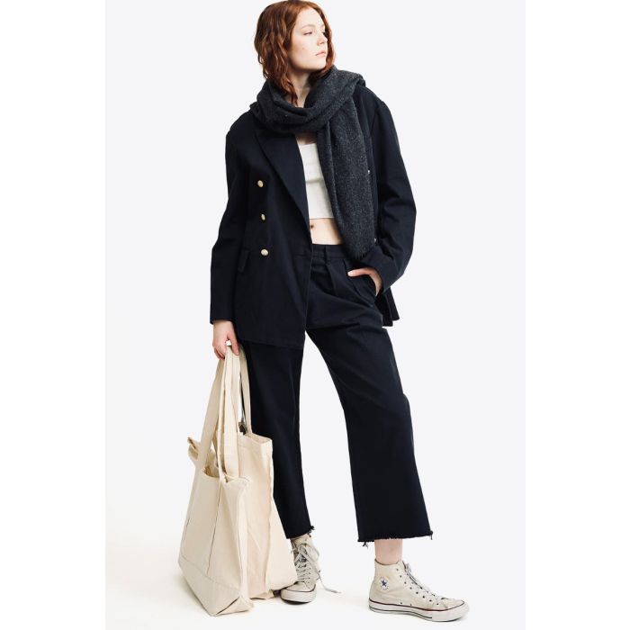Pantalon chino à pinces Denimist en toile de coton noir porté avec un blazer.